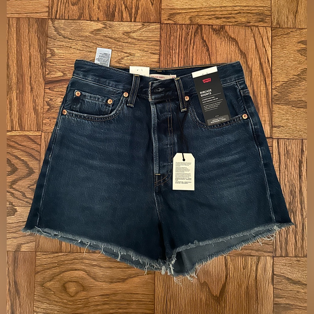 Levi’s high waisted RIBCAGE jean shorts size 27